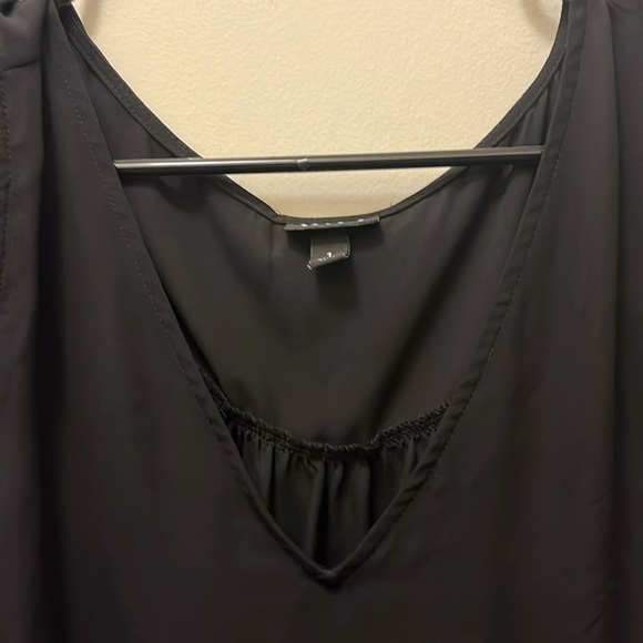 TORRID Black dressy V neck top embroidered cap sleeves size 1 - Picture 7 of 8